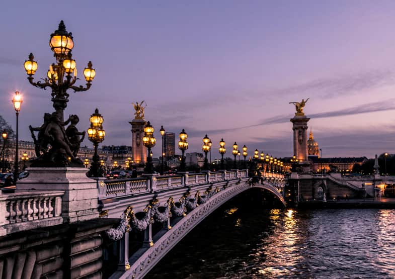 veduta panoramica del ponte sulla Senna di Parigi all'imbrunire | Justbob 