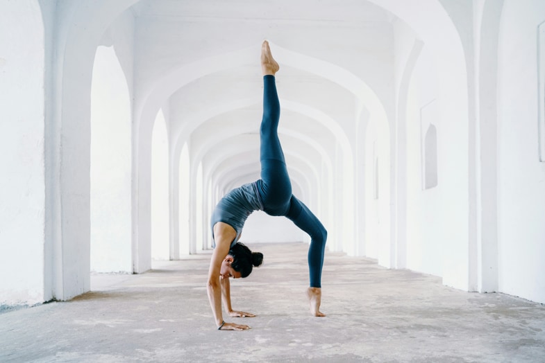 Ragazza che fa yoga per favorire il rilassamento | Justbob