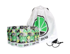 Zaino bianco con logo verde di JustBob e buste per cannabis light ed erba legale
