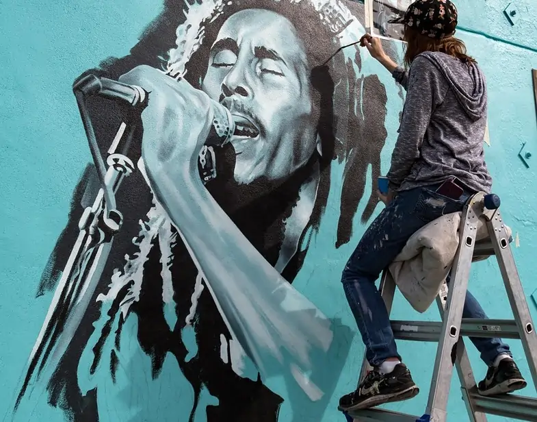 Artista che dipinge un murale di Bob Marley | Justbob