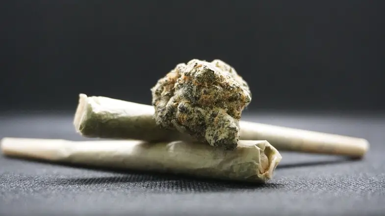 Due blunt con sopra un'infiorescenza di cannabis | Justbob